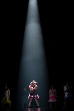 ピンスポットに照らされ歌う一ノ瀬みか。