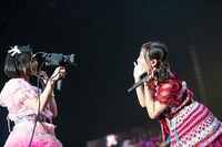 手持ちのムービーカメラで一ノ瀬みか（右）を撮影する小山ひな（左）。