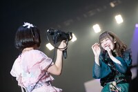 小山ひな（左）の撮影を拒む塩見きら（右）。