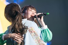 抱き合う羽島めいと塩見きら。