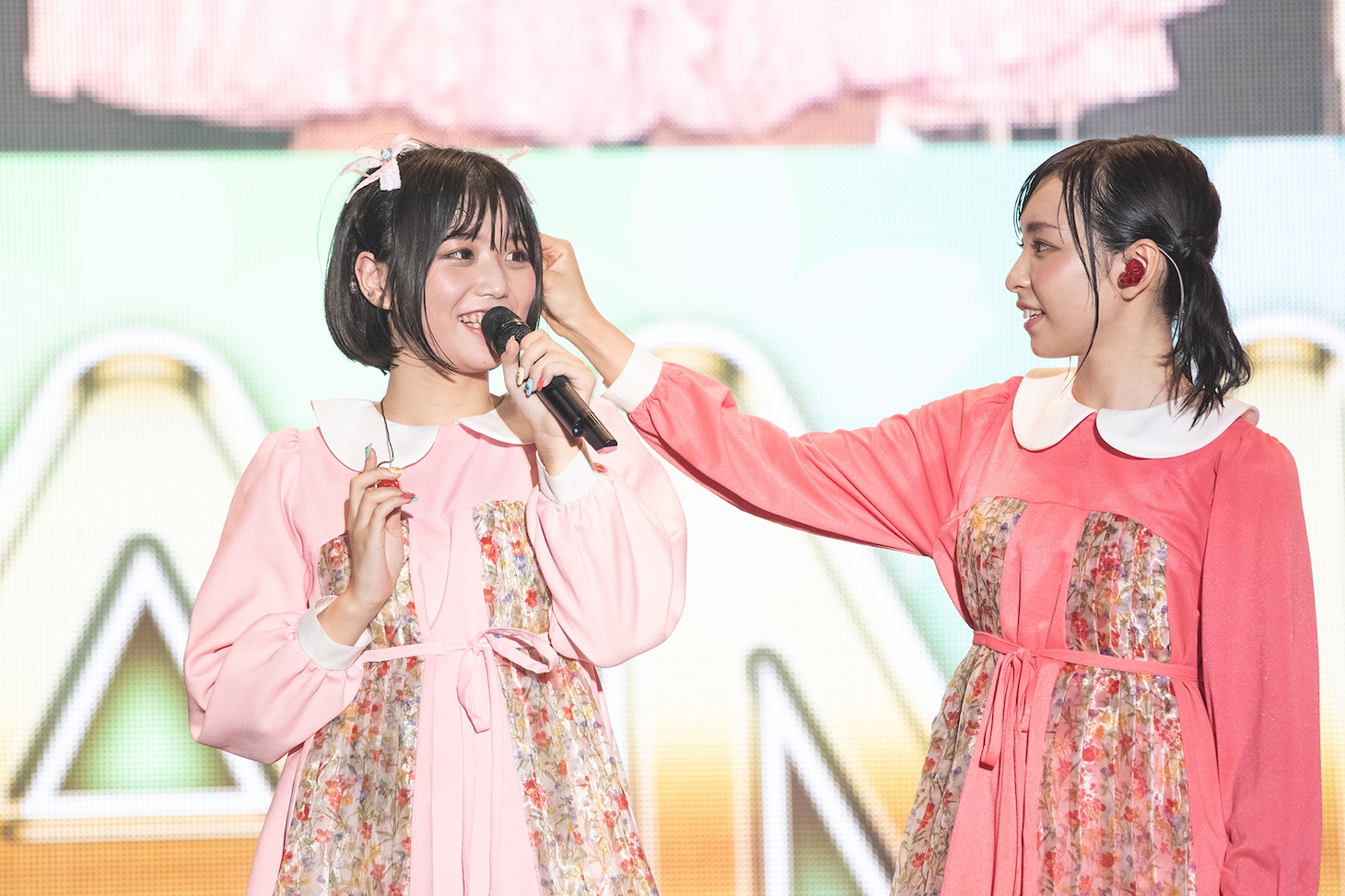 小山ひな（左）の乱れた髪を直す一ノ瀬みか（右）。