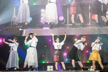 神宿。左から羽島めい、小山ひな、一ノ瀬みか、塩見きら、羽島みき。