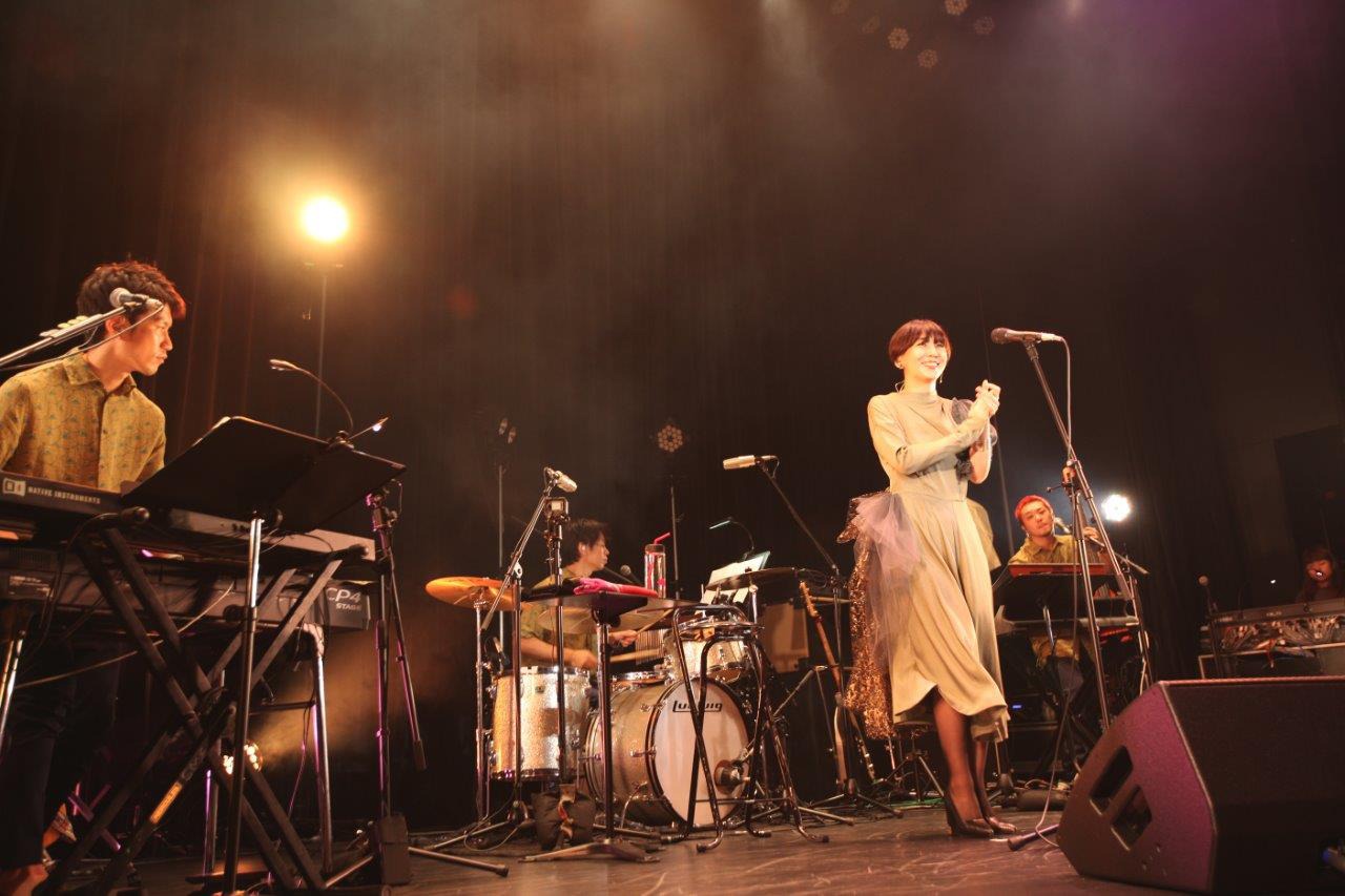 土岐麻子「TOKI ASAKO LIVE 2018 "SAFARI TOUR"」東京・ヒューリックホール東京公演の様子。