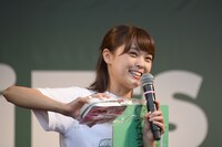 「サトウのごはん」のおいしい食べ方を説明するKaede。