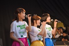 クラムボンの演奏で歌唱するNegicco。