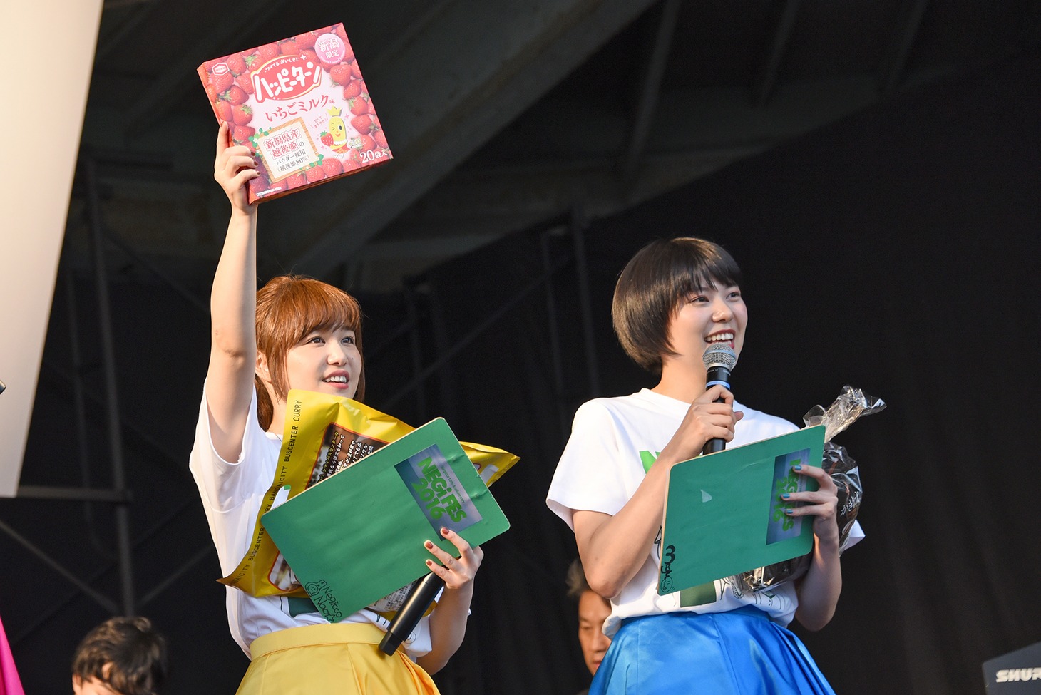 お土産を紹介するNao☆とMegu。