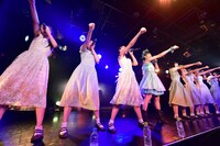 「ハコイリ▽ムスメ我妻桃実卒業公演～君はアンブレラ・エンジェル～」の様子。