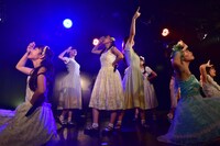 「ハコイリ▽ムスメ我妻桃実卒業公演～君はアンブレラ・エンジェル～」の様子。