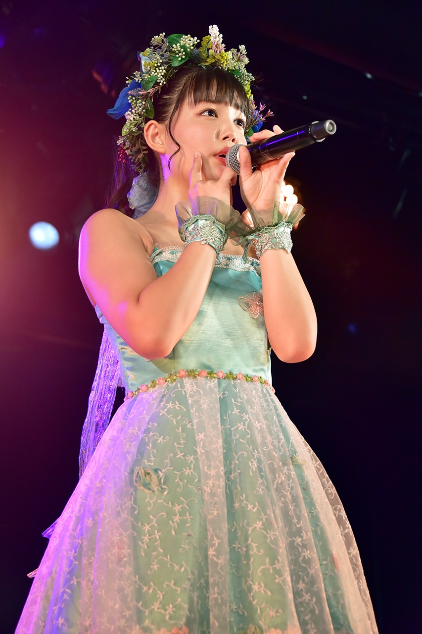 斉藤由貴「AXIA～かなしいことり～」を歌う我妻桃実。