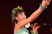 斉藤由貴「AXIA～かなしいことり～」を歌う我妻桃実。