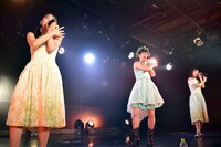 Qlair「お引っ越し」を歌う井上姫月、我妻桃実、吉田万葉。