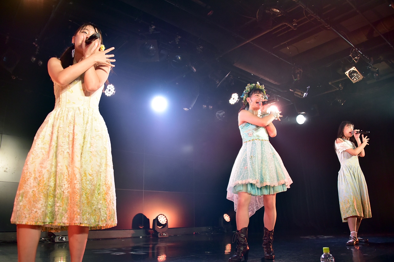 Qlair「お引っ越し」を歌う井上姫月、我妻桃実、吉田万葉。