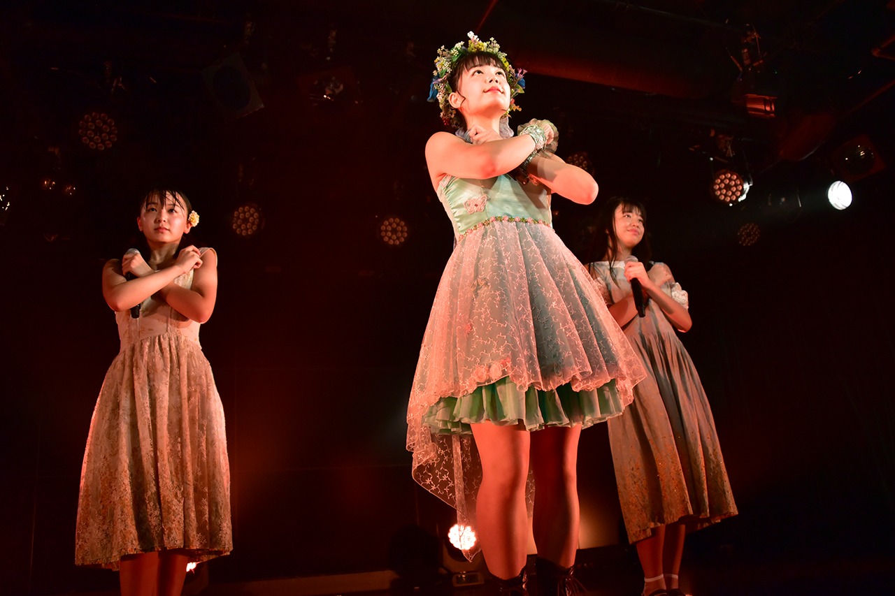 Qlair「お引っ越し」を歌う井上姫月、我妻桃実、吉田万葉。