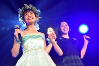 おニャン子クラブ「星座占いで瞳を閉じて」を歌う我妻桃実と神岡実希。