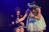 ハコムスの写真集「ニライカナイ」を開く神岡実希と我妻桃実。