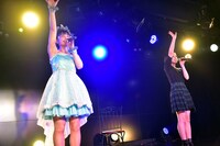 おニャン子クラブ「星座占いで瞳を閉じて」を歌う我妻桃実と神岡実希。