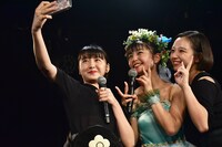 ステージ上で自撮りする鉄戸美桜、我妻桃実、神岡実希。