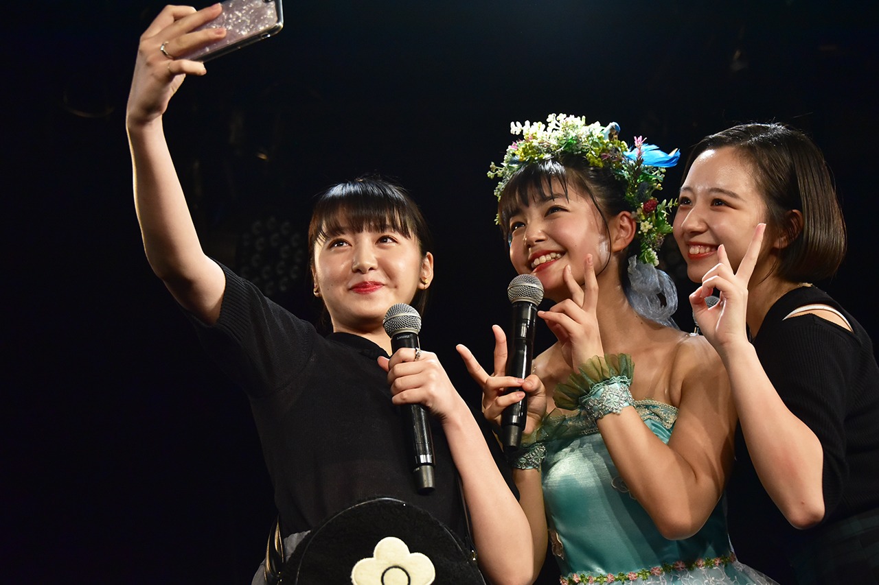 ステージ上で自撮りする鉄戸美桜、我妻桃実、神岡実希。
