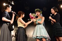 我妻桃実に花束を贈呈する1期メンバー。