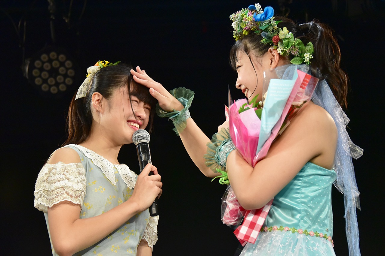 左から依田彩花、我妻桃実。