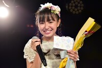 キキララの便箋をアピールする塩野虹。