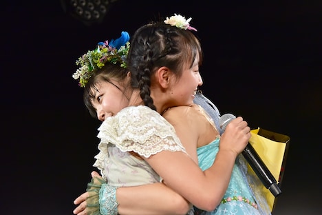 抱き合う塩野虹と我妻桃実。