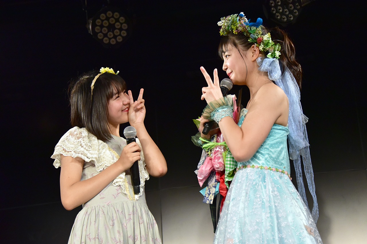 左から寺島和花、我妻桃実。