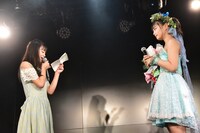 手紙を読み上げる吉田万葉（左）とそれを聞く我妻桃実（右）。