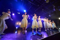 「ハコイリ▽ムスメ我妻桃実卒業公演～君はアンブレラ・エンジェル～」の様子。