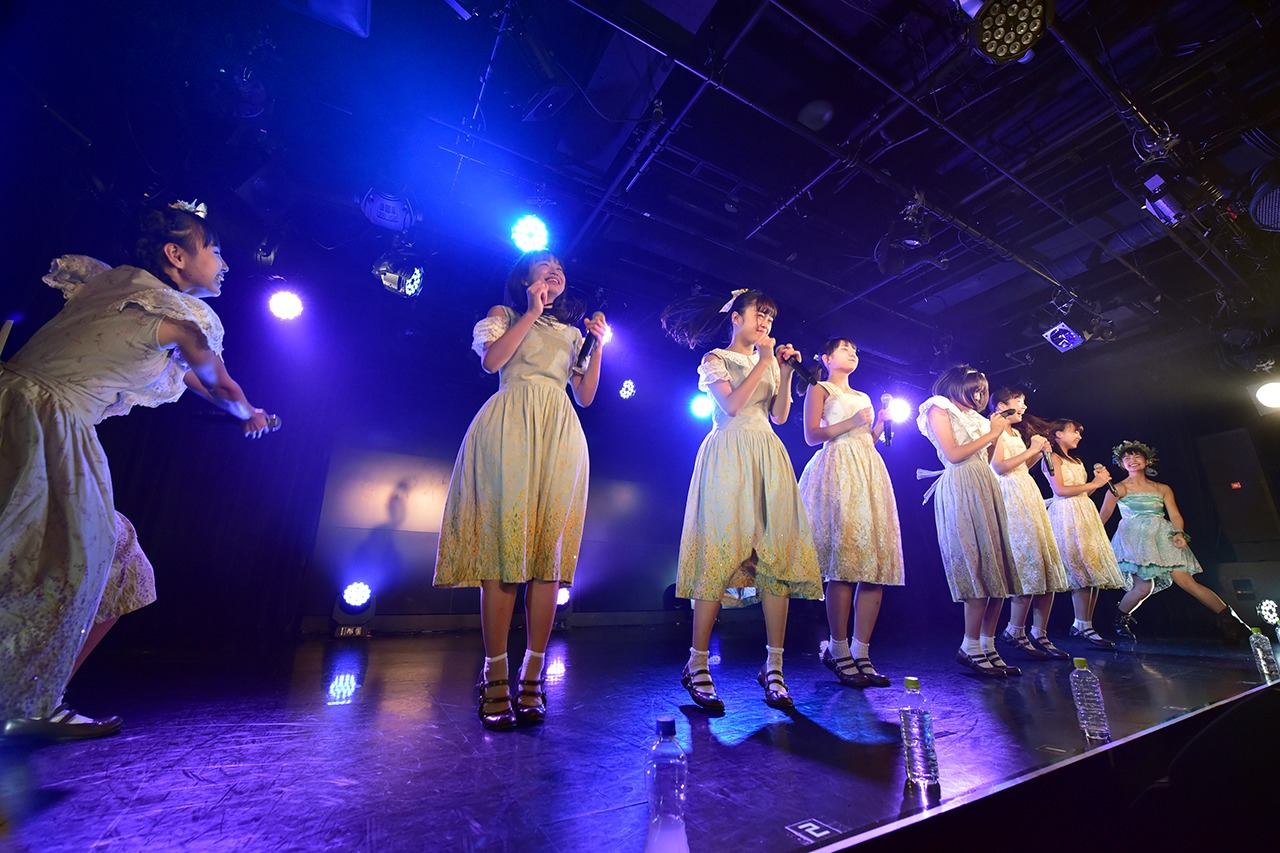 「ハコイリ▽ムスメ我妻桃実卒業公演～君はアンブレラ・エンジェル～」の様子。