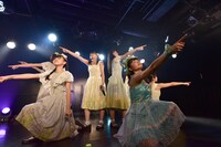 「ハコイリ▽ムスメ我妻桃実卒業公演～君はアンブレラ・エンジェル～」の様子。