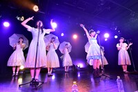 「ハコイリ▽ムスメ我妻桃実卒業公演～君はアンブレラ・エンジェル～」の様子。