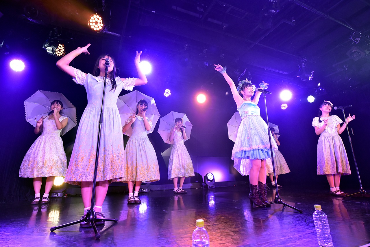 「ハコイリ▽ムスメ我妻桃実卒業公演～君はアンブレラ・エンジェル～」の様子。