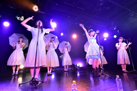 「ハコイリ▽ムスメ我妻桃実卒業公演～君はアンブレラ・エンジェル～」の様子。