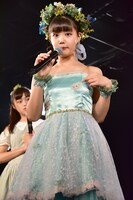 衣装をアピールする我妻桃実。