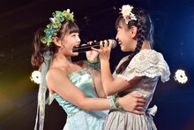 左から我妻桃実、塩野虹。