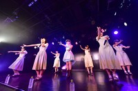 「ハコイリ▽ムスメ我妻桃実卒業公演～君はアンブレラ・エンジェル～」の様子。