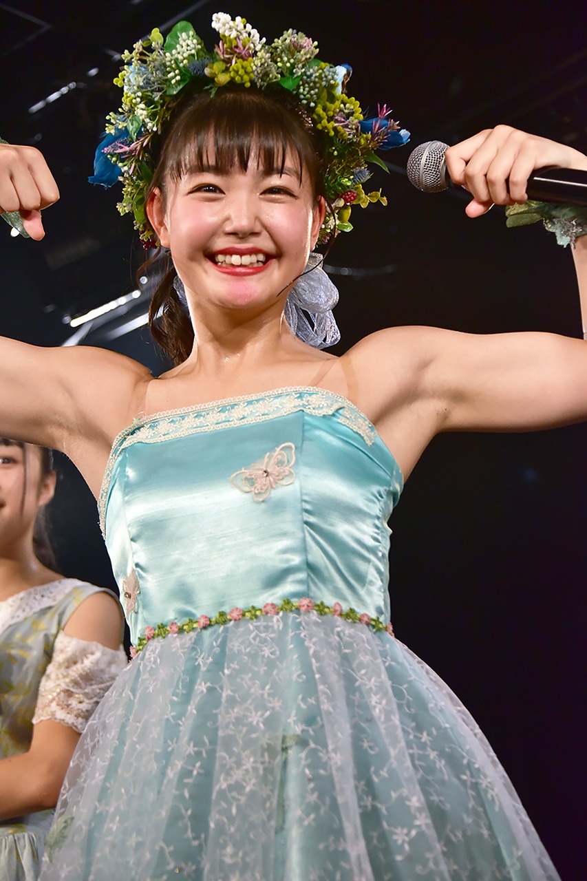 筋肉をアピールする我妻桃実。