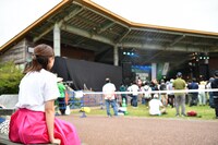 ザ・なつやすみバンドのライブを楽しむKaede。