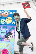 写真コーナーを満喫するNegiccoプロデューサー・connie。