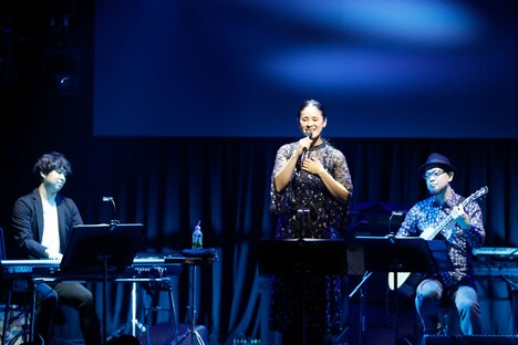 手嶌葵のパフォーマンスの様子。（撮影：石井亜希）