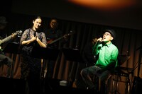 手嶌葵とハナレグミ。（撮影：石井亜希）