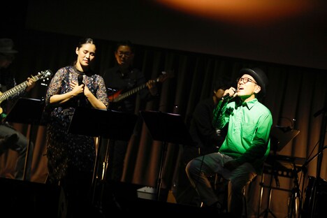 手嶌葵とハナレグミ。（撮影：石井亜希）