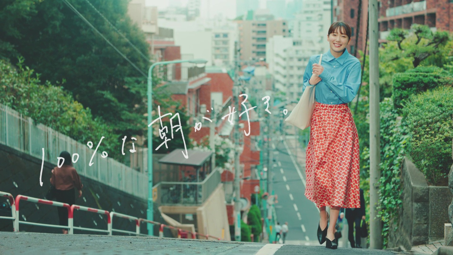 「足リラシート」の新CM「100%な朝」編より。