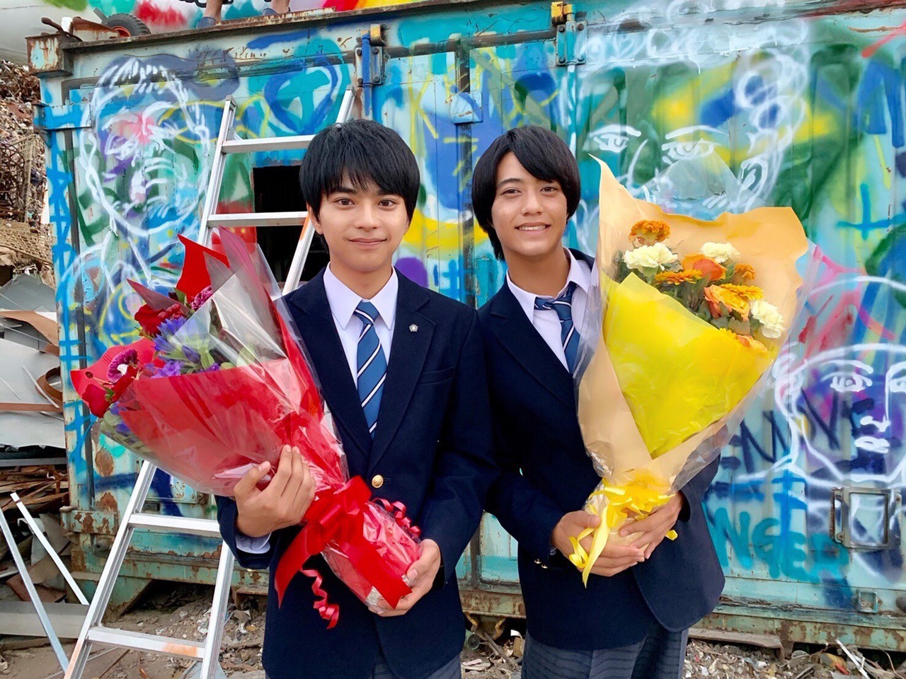 映画「ブラック校則」クランクアップ時の写真。左から佐藤勝利（Sexy Zone）、高橋海人（King & Prince）。(c)2019日本テレビ / ジェイ・ストーム