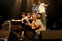 ポーズを決める真心ブラザーズとLow Down Roulettes Z。（撮影：木村泰之）