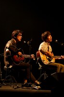 9月27日の公演で弾き語りをする真心ブラザーズ。（撮影：木村泰之）