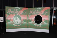 「泰安洋行」のジャケットを模した顔ハメパネル。