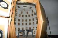 96個のスピーカーからなる音響樽。