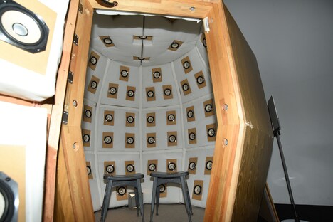 96個のスピーカーからなる音響樽。